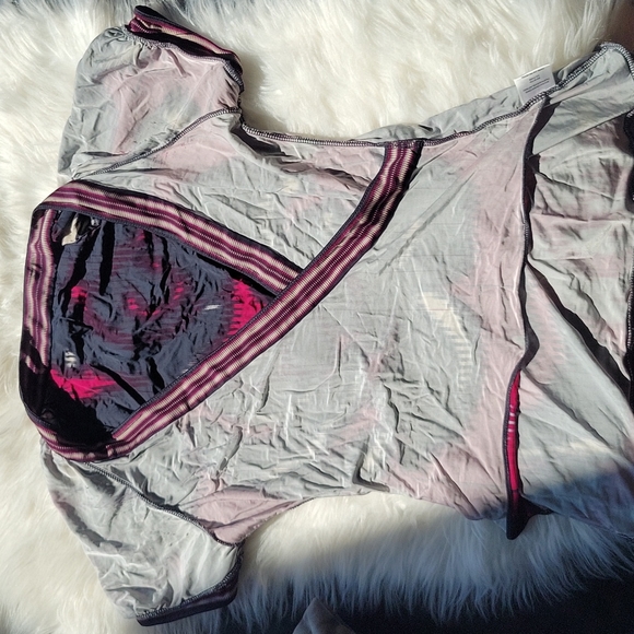 BCBGMAXAZRIA Faux Wrap Top with Built In Tie Belt - Medium - Picture 10 of 12